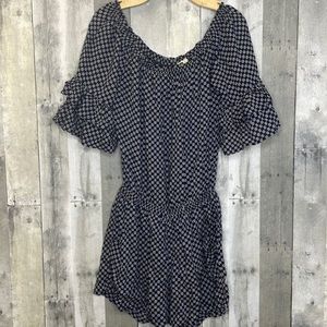 𝅺WOMEN’S blue and while patterned romper with pockets & bell sleeves. Large. EUC